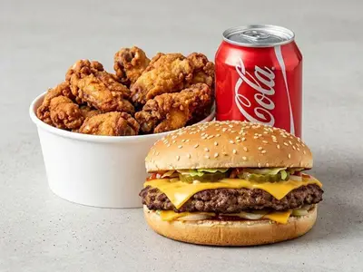 Trio #2 — Cheeseburger + 6 ailes de poulet + boisson gazeuse