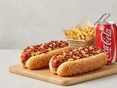Trio #9 — 2 hot-dogs suprêmes fromage & bacon + frites + breuvage